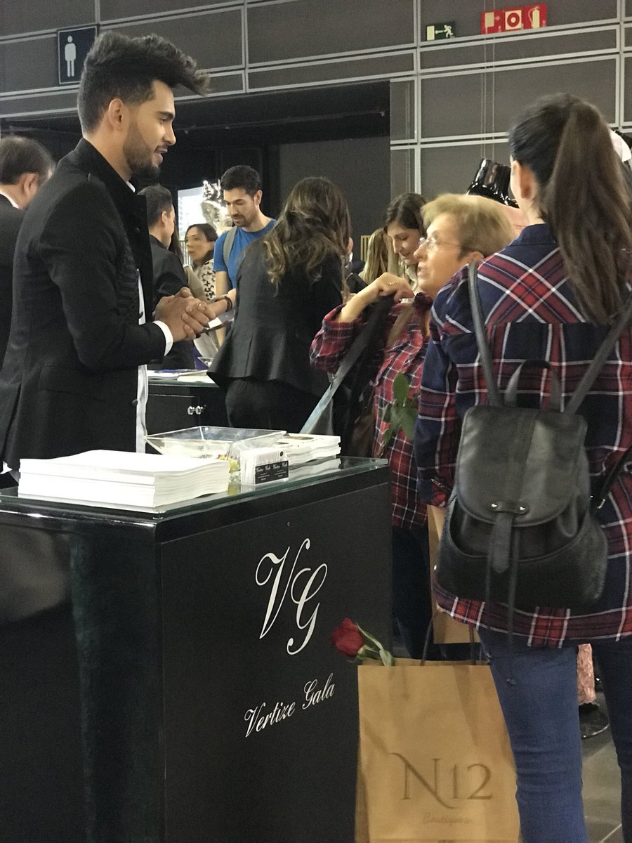 vertizegala's tweet photo. Seguimos todo el fin de semana en @fiestayboda #Valencia presentando colecciones #novia2018 #Novio2018 #fiesta #Vertizegala https://t.co/Oy7viib8w2