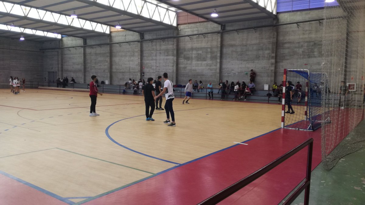 Bueeeeeenas tardes desde el Pabellón de La Hoya. 45 min para que arranque el #DerbiDeLaGinebra y las gradas abarrotadas ya @elchefutbolsala