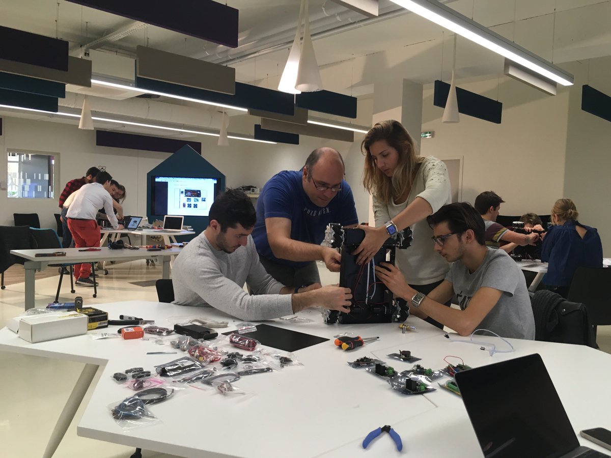 makerslab_'s tweet photo. #day4 dernière journée du #makersbootcamp @EMLYON Aujourd'hui on assemble Mario, notre robot de télé-présence à Ecully! A bientôt en visio ? https://t.co/ntKiRg9Vg4