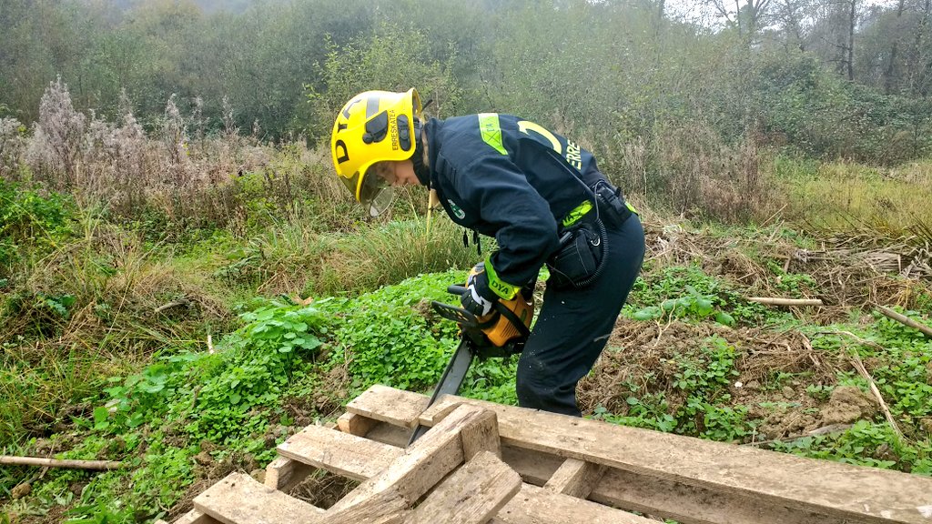 JonSubijana's tweet photo. Entrenamiento diferente el de hoy: Manejo y Mant. De herramientas de corte y extracción de herido tras vuelco #EresLoQueEntrenas #DYA https://t.co/C8mhLaB1Lx