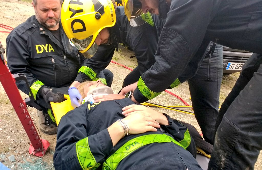 JonSubijana's tweet photo. Entrenamiento diferente el de hoy: Manejo y Mant. De herramientas de corte y extracción de herido tras vuelco #EresLoQueEntrenas #DYA https://t.co/C8mhLaB1Lx
