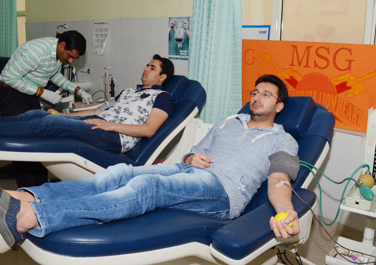 i_wellwisher's tweet photo. दिलों में दर्द लिए हुए भी ये नौजवान (बब्बर शेर के बच्चे) इंसानियत की सेवा करना नी भूल रहे 
ऐसे नौजवानों को सलाम 👌🏻👍🏻#SaiMastanaJi https://t.co/HcIFk1ih4Z