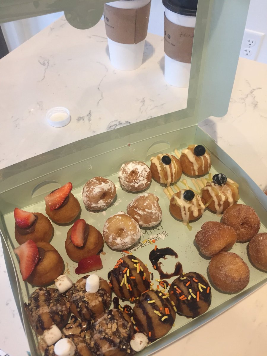 AmandaLaumeyer's tweet photo. Checking out the new mini doughnuts at #dapperdoughnuts #ittybitty #yum 🍩😋 https://t.co/dcgDM9wgl8
