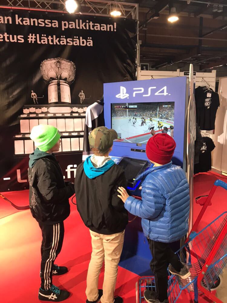 smliiga's tweet photo. ĂnĂ€riĂ€, pihapelejĂ€ ja tuuletuskuvia Kanada-maljan kanssa! #Liiga'n #GoExpoWinter-messuosastolla on riittĂ€nyt menoa ja meininkiĂ€. #Messut https://t.co/loMCrrRB5p