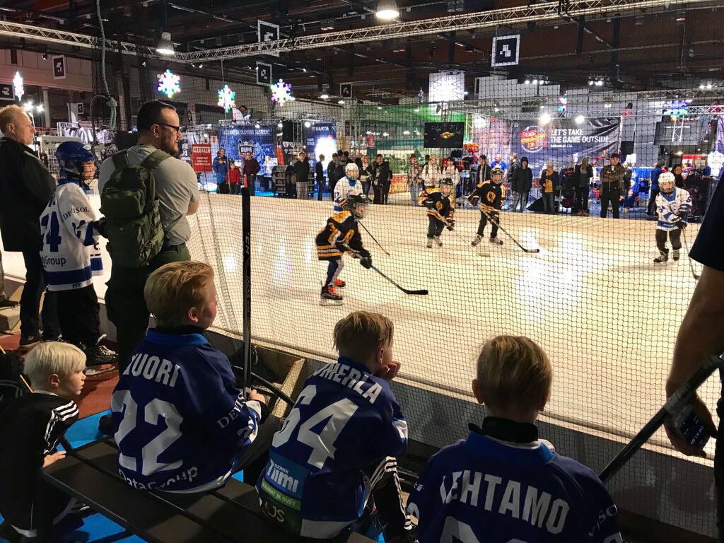 smliiga's tweet photo. ĂnĂ€riĂ€, pihapelejĂ€ ja tuuletuskuvia Kanada-maljan kanssa! #Liiga'n #GoExpoWinter-messuosastolla on riittĂ€nyt menoa ja meininkiĂ€. #Messut https://t.co/loMCrrRB5p