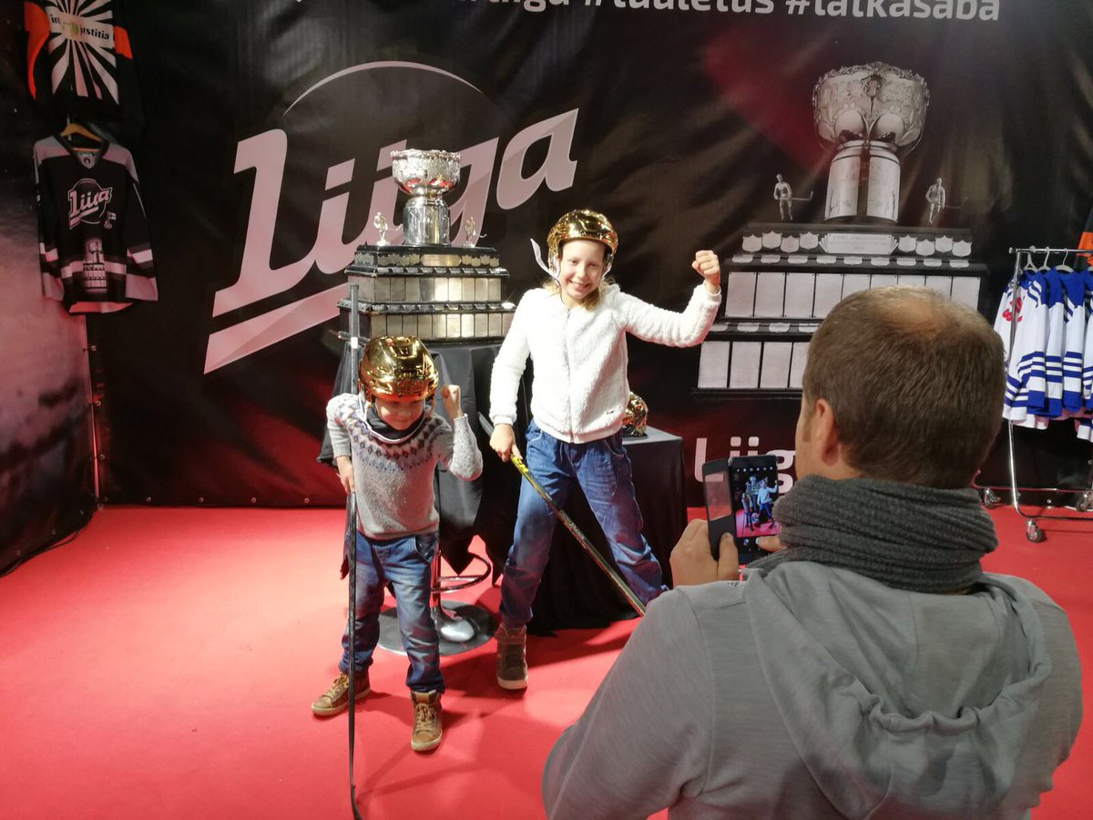 smliiga's tweet photo. ĂnĂ€riĂ€, pihapelejĂ€ ja tuuletuskuvia Kanada-maljan kanssa! #Liiga'n #GoExpoWinter-messuosastolla on riittĂ€nyt menoa ja meininkiĂ€. #Messut https://t.co/loMCrrRB5p