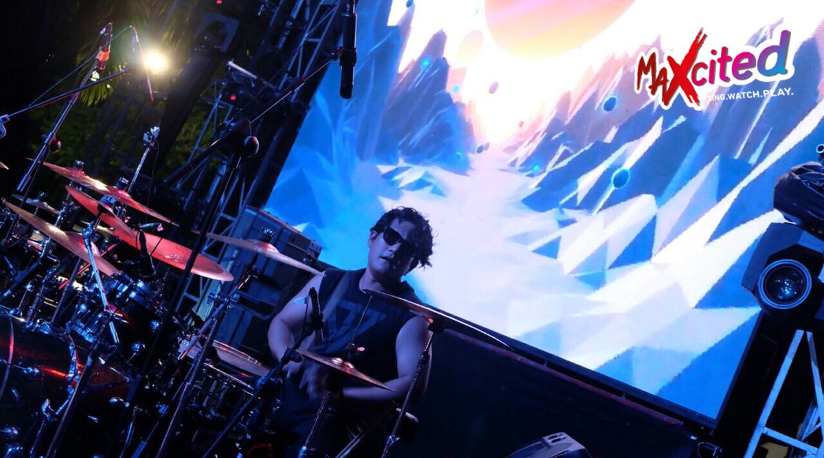 <a href="/JamrudBand/">JAMRUD BAND</a> <a href="/JROCKS1spirit/">J-ROCKS</a> Semua yang ada di Lapangan DPRD Palembang begitu semangat dengan penampilan <a href="/JROCKS1spirit/">J-ROCKS</a> nih! Apakah kamu salah satunya? #MAXcited2017