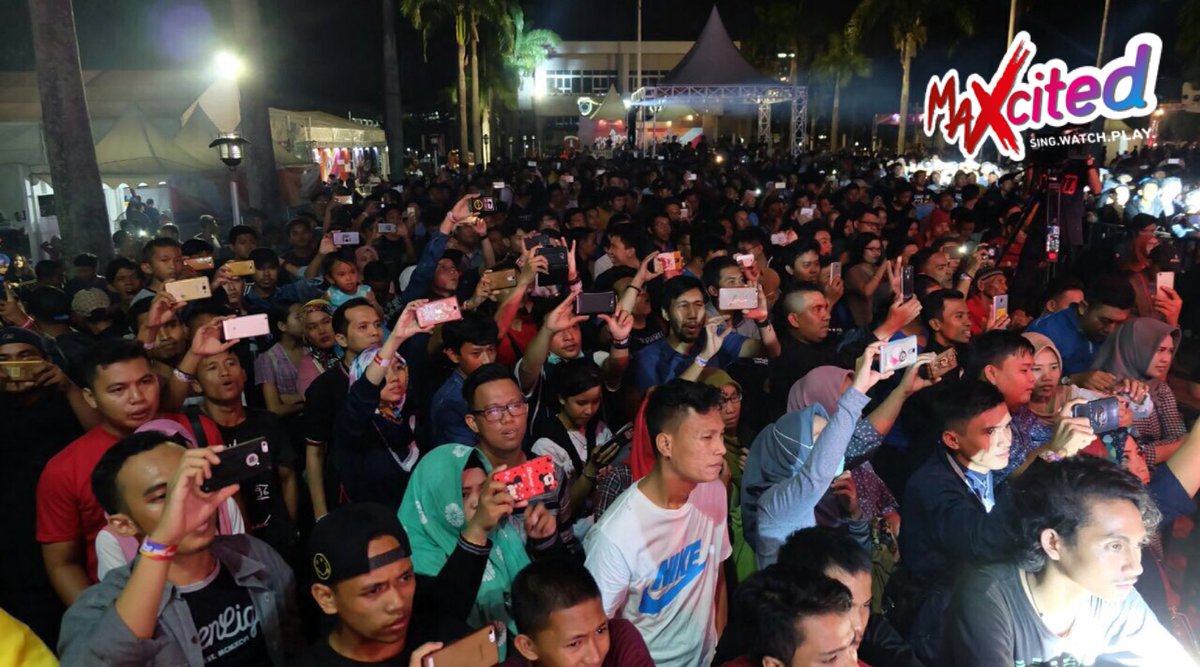 Telkomsel's tweet photo. @JamrudBand @JROCKS1spirit Semua yang ada di Lapangan DPRD Palembang begitu semangat dengan penampilan @JROCKS1spirit nih! Apakah kamu salah satunya? #MAXcited2017 https://t.co/Szy5WfhQzw