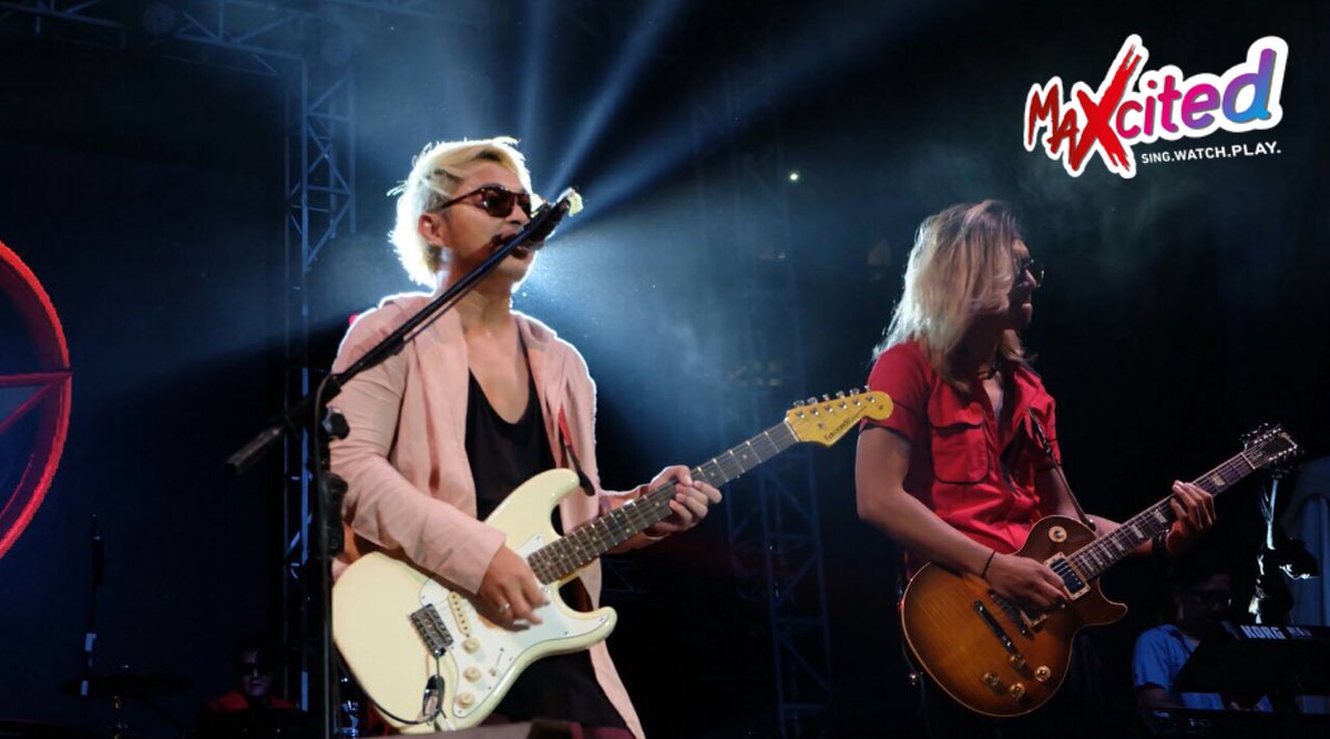 Telkomsel's tweet photo. @JamrudBand @JROCKS1spirit Semua yang ada di Lapangan DPRD Palembang begitu semangat dengan penampilan @JROCKS1spirit nih! Apakah kamu salah satunya? #MAXcited2017 https://t.co/Szy5WfhQzw