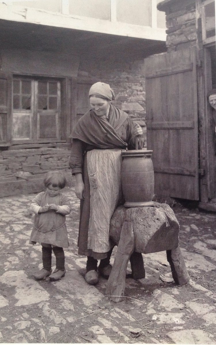 #mullergalega facendo manteiga.
#AFonsagrada #Lugo 1925
Foto #RuthMatildaAnderson