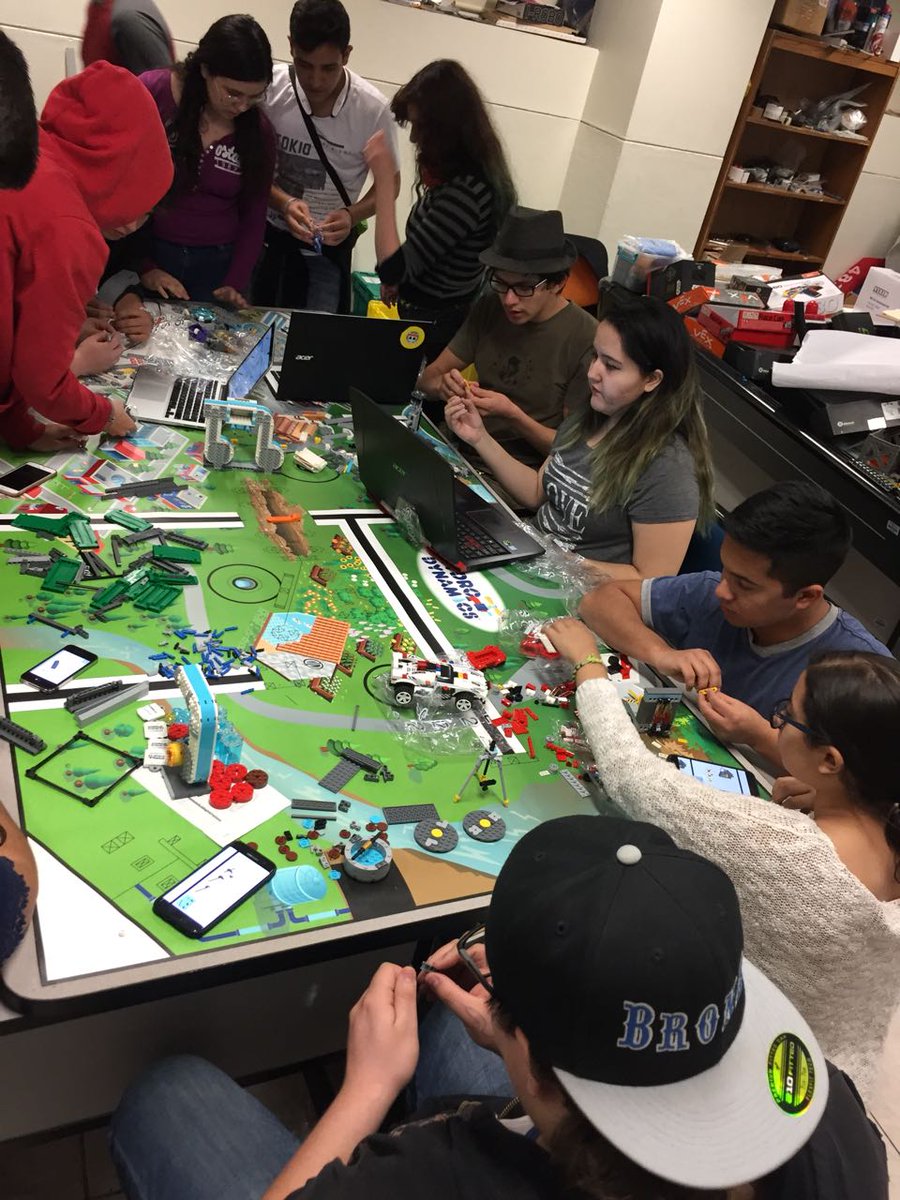 devolt_6407's tweet photo. starting out strong with our FLL team! #devoltizate #firstinspiresme #omgrobots #fll https://t.co/QcDaLUZ1Ch