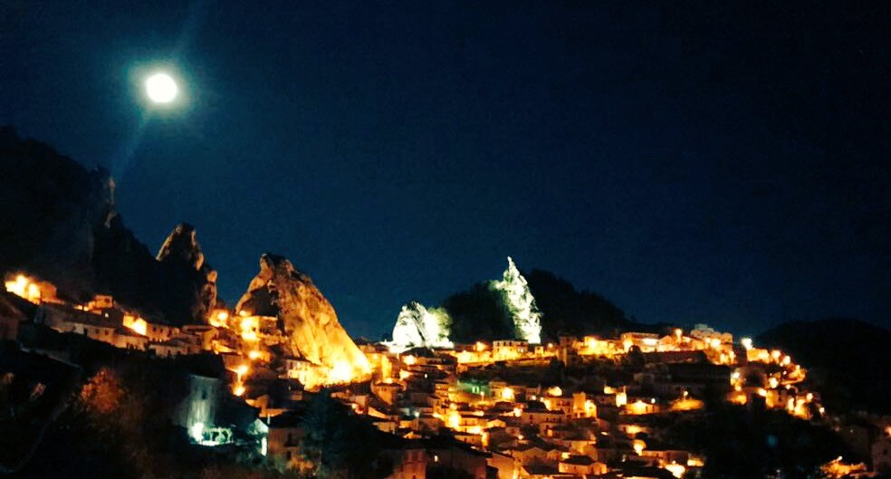 pasqualestasi's tweet photo. Si ripete lo straordinario spettacolo. La luna accarezza #Pietrapertosa @Basilicata_Tur @volgoitalia @Borghitalia @volodell_angelo https://t.co/wsAgGlNxfW