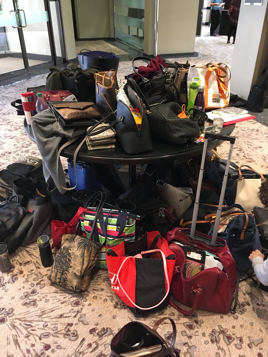 HomeNTransition's tweet image. Behind the scenes at a gathering of 200+ Professional Organizers! #POCConf2017 #notveryorganized