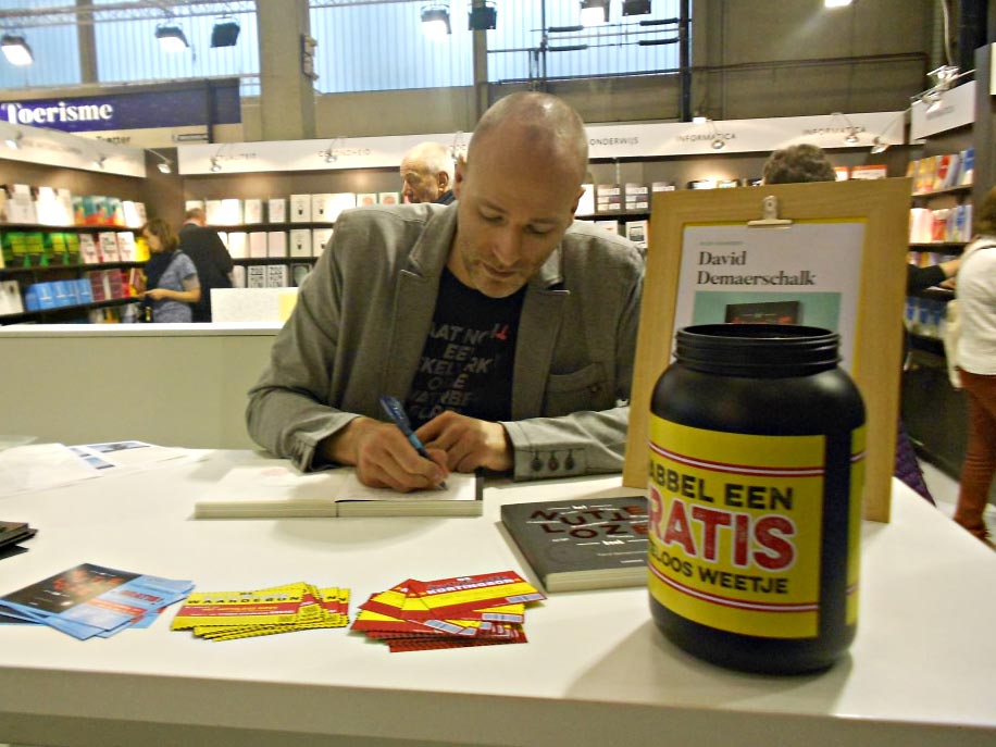 denutteloze's tweet photo. Topdag op de #boekenbeurs ! ALLES UITVERKOCHT! 
Dank aan alle bezoekers en #lannoo
https://t.co/LQ1LV4dSSv
#bkb17 #hetnuttelozeboek #succes https://t.co/hqT4kx3Ev9