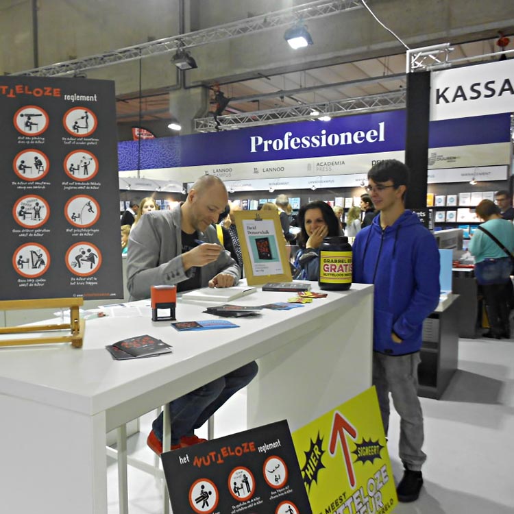 denutteloze's tweet photo. Topdag op de #boekenbeurs ! ALLES UITVERKOCHT! 
Dank aan alle bezoekers en #lannoo
https://t.co/LQ1LV4dSSv
#bkb17 #hetnuttelozeboek #succes https://t.co/hqT4kx3Ev9