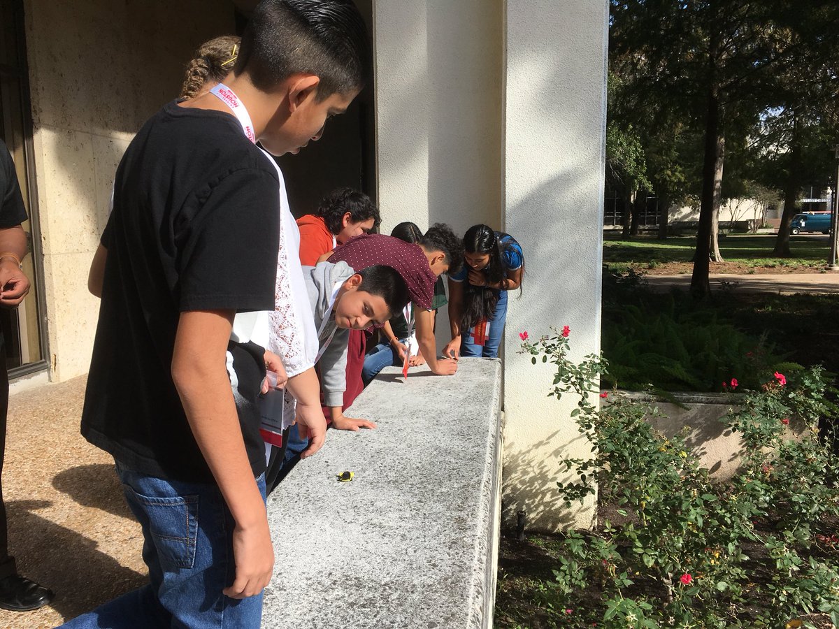 mscantumath's tweet photo. @LawsonMS_HISD students watch toy car powered by solar panels at STEM Symposium @UHouston https://t.co/QhZoDJEhmp