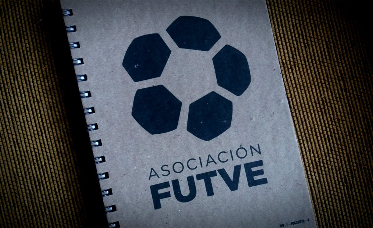 LigaFUTVE's tweet photo. ¡Ya inició la fiesta!🎉🎉🎉
Envíanos tu comentario del #DLGvsMIN con #LiguillaFutVE y participa por una agenda de la @AsociacionFUTVE.📓⚽ https://t.co/3ZVqjB4TRZ