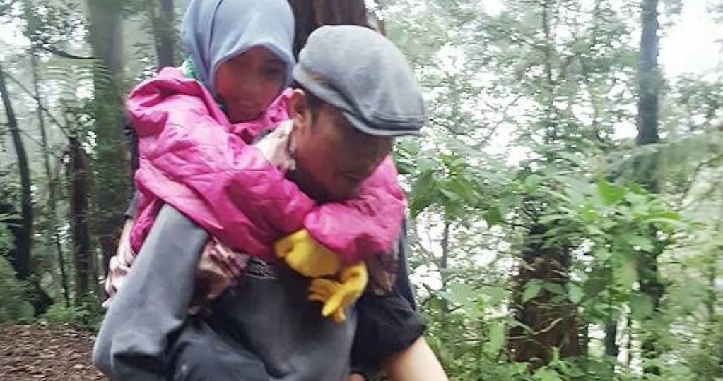womensobsession's tweet photo. #andinursaiful #OMGkehilanganmu #luluhdipuncakmu #restinpeace #runner #bromotenggersemeru #btsultra #bts70k #4november2017 https://t.co/fuEab4wQXY