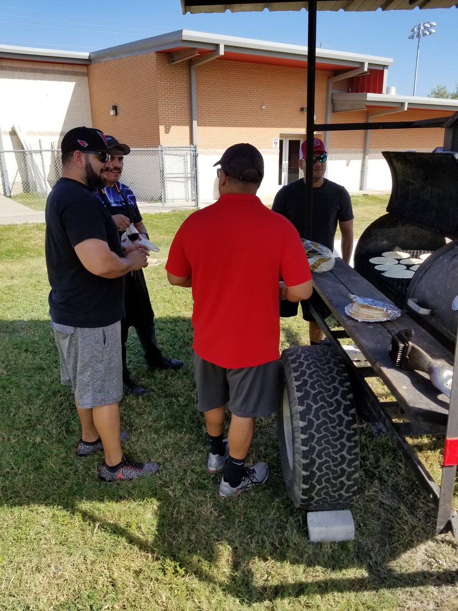 Duilio_Cabrera's tweet photo. Awesome time helping @fredaction77 who sponsored lunch for the @hcfb_official through #PacificUnionFinancial #CSND https://t.co/Sbi19nM0su https://t.co/V333u5Jhd2