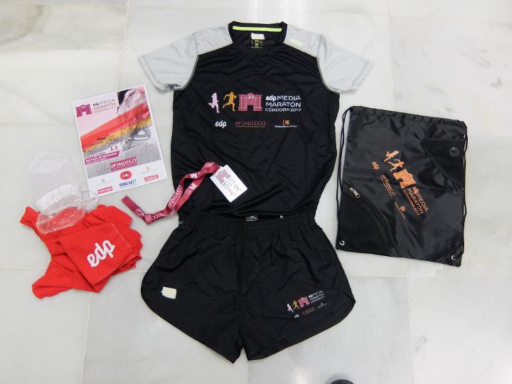 Ahí va el Pack de Regalos Bolsa de Atleta de la 33 #EDPMMCÓRDOBA 2017. Esperamos que os guste.