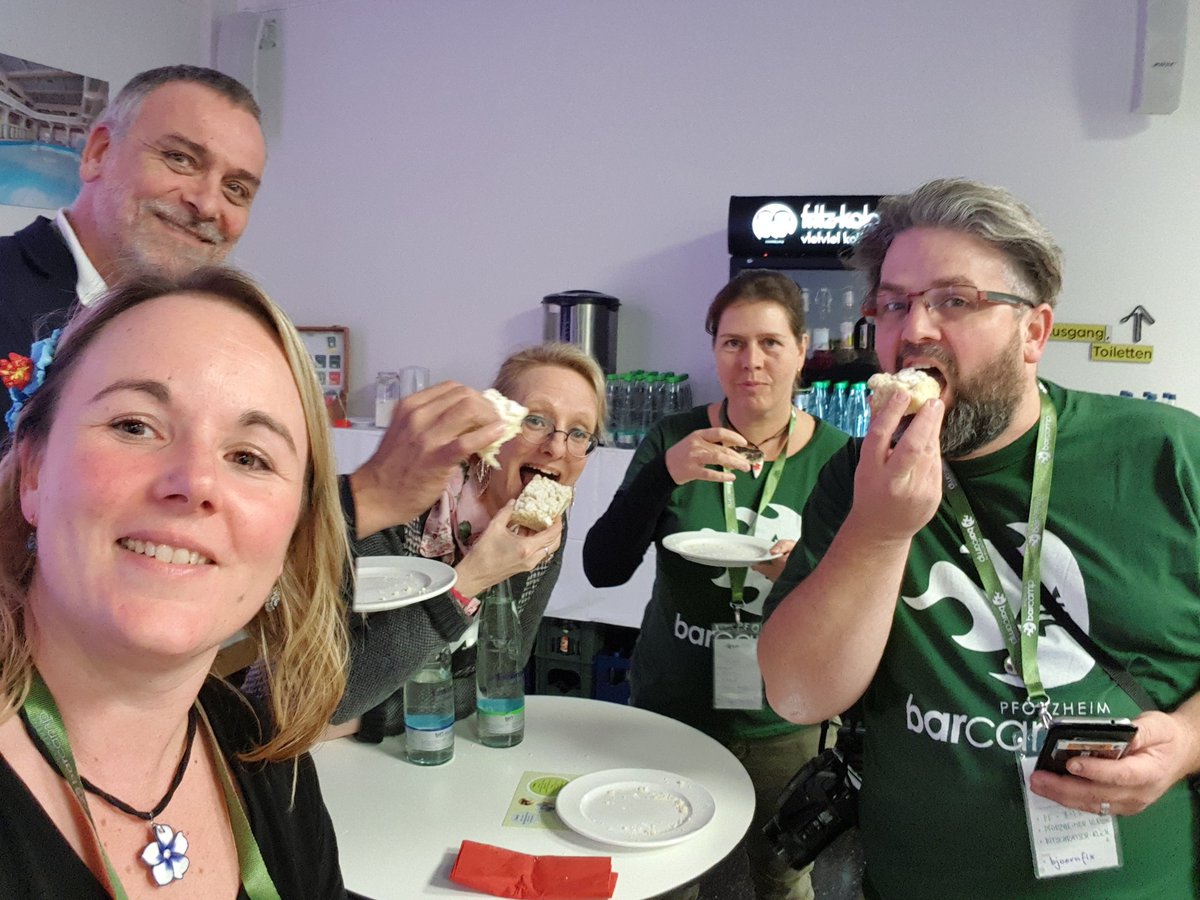 y_baer's tweet photo. Kuchensession auf dem @barcamppf in #Pforzheim ist einfach das Beste. 😀 #bcpf17 https://t.co/KBzL4oaiRK