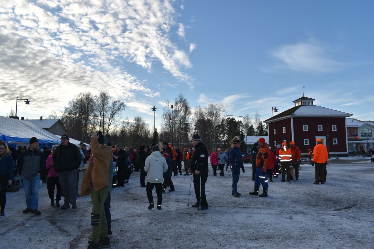 Kälviällä syötiin 1000 annosta hirvisoppaa. Enemmänkin olisi ollut syöjiä 😮 #Kälviä #syödäänyhdessä #Suomi100 #metsästys