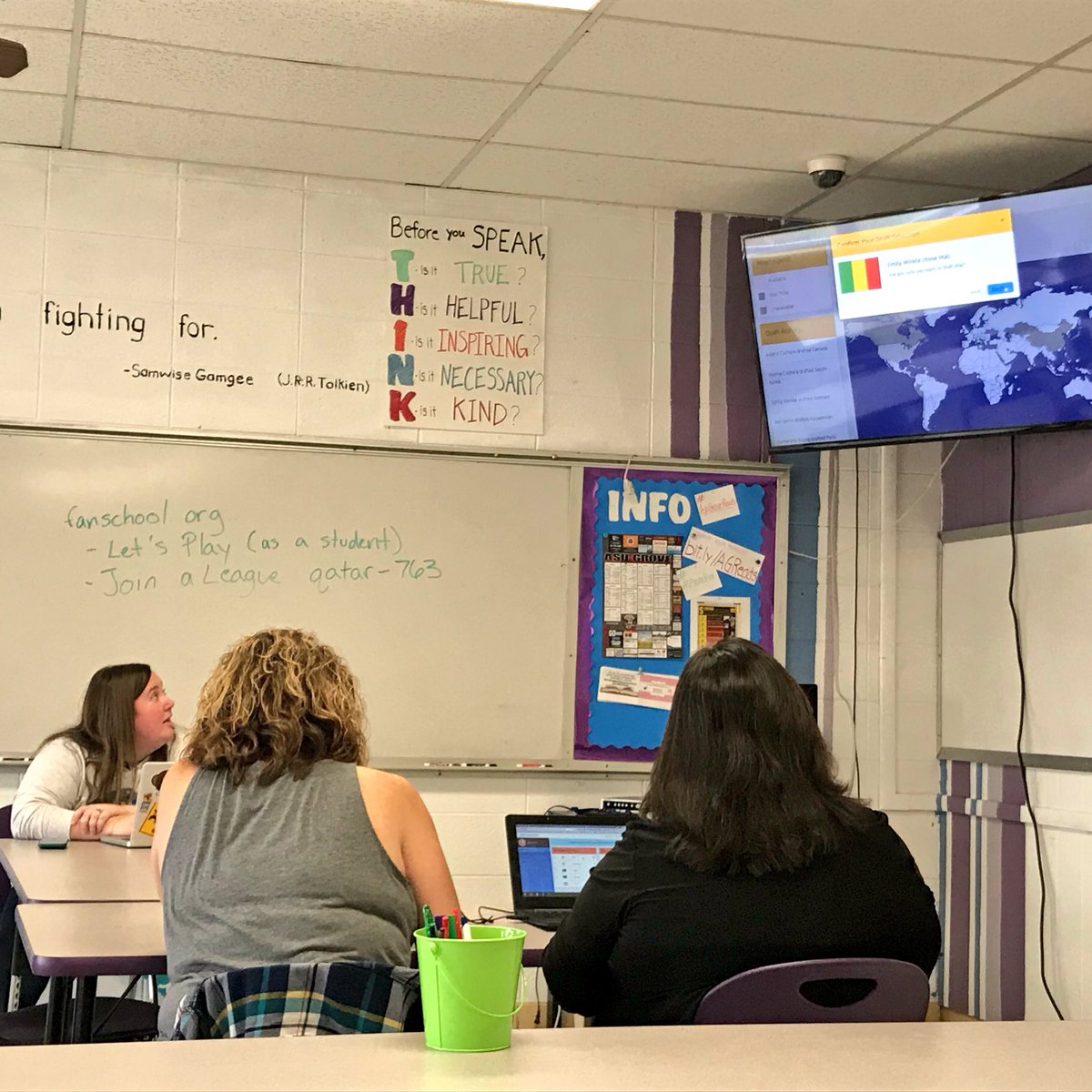 ReadRunLove's tweet photo. Iโm always impressed with @JentheGolden! Such fun with @playfanschool! Great way to focus on world events! #TechCampAG https://t.co/AgvP6BMiEU