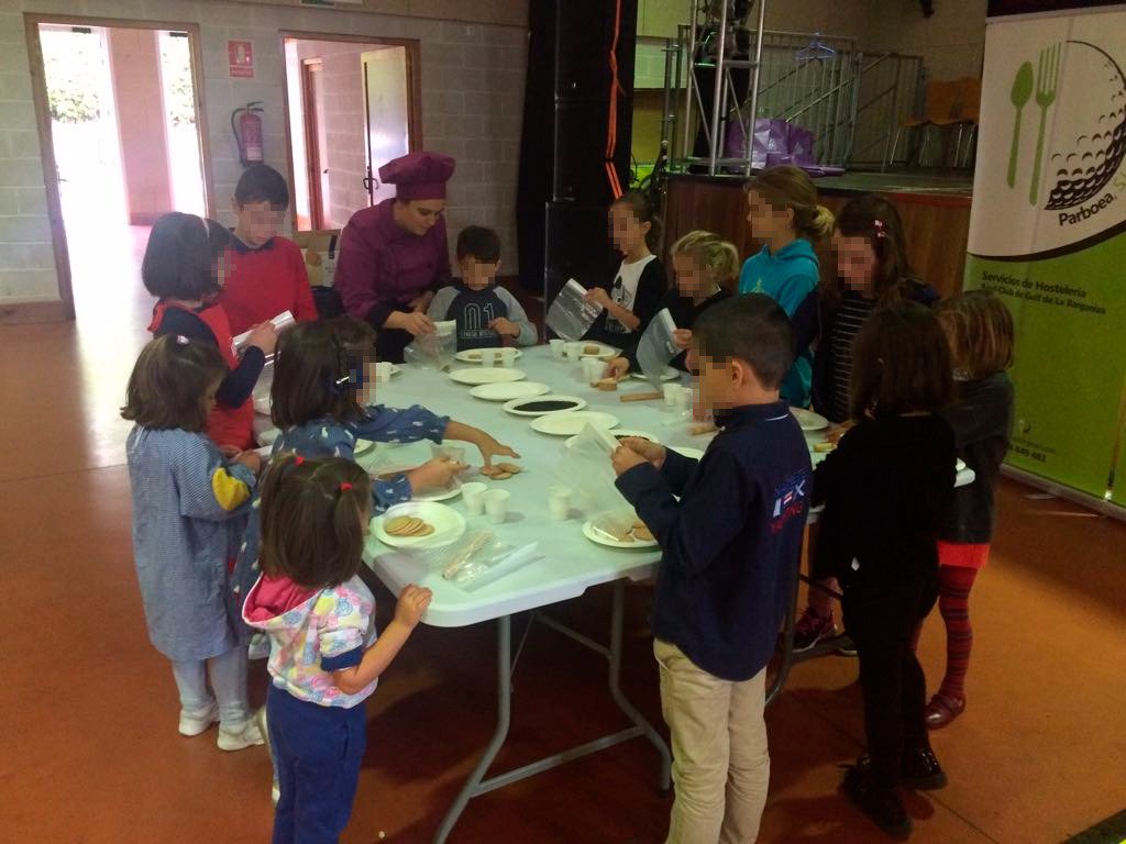 ¡Vaya fartura! Ficimos TRUFES DE MAZANA pela mañana. De tarde vamos facer DECORACIÓN DE GALLETES SIDRERES y mañana CASADIELLES DE MAZANA.