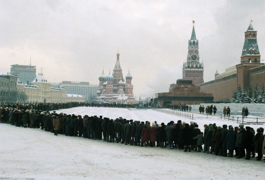 NashaCanada's tweet image. Только не рассказывайте про очередь за айфоном! Эти люди стояли часами на морозе, чтобы взглянуть на кусок дохлого говна.