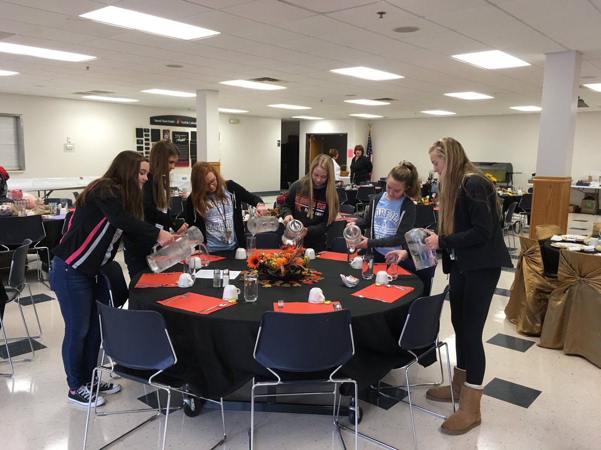 CheerNchs's tweet photo. Cheered our team to Victory Fri night - volunteering at Altar Society brunch Sat AM - love these girls! https://t.co/RKYIB3Mfwx