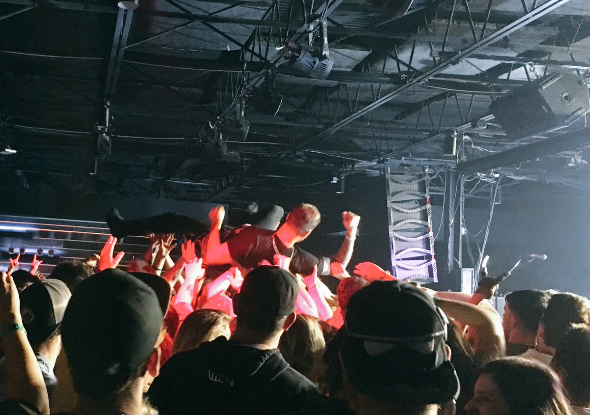 ChilDesigner's tweet photo. What, Your favorite band doesn't crowd surf? Tragic... #letthemeatcake #highlysuspect @Highly_Suspect @richmeyer_ https://t.co/va4jaUqtNR