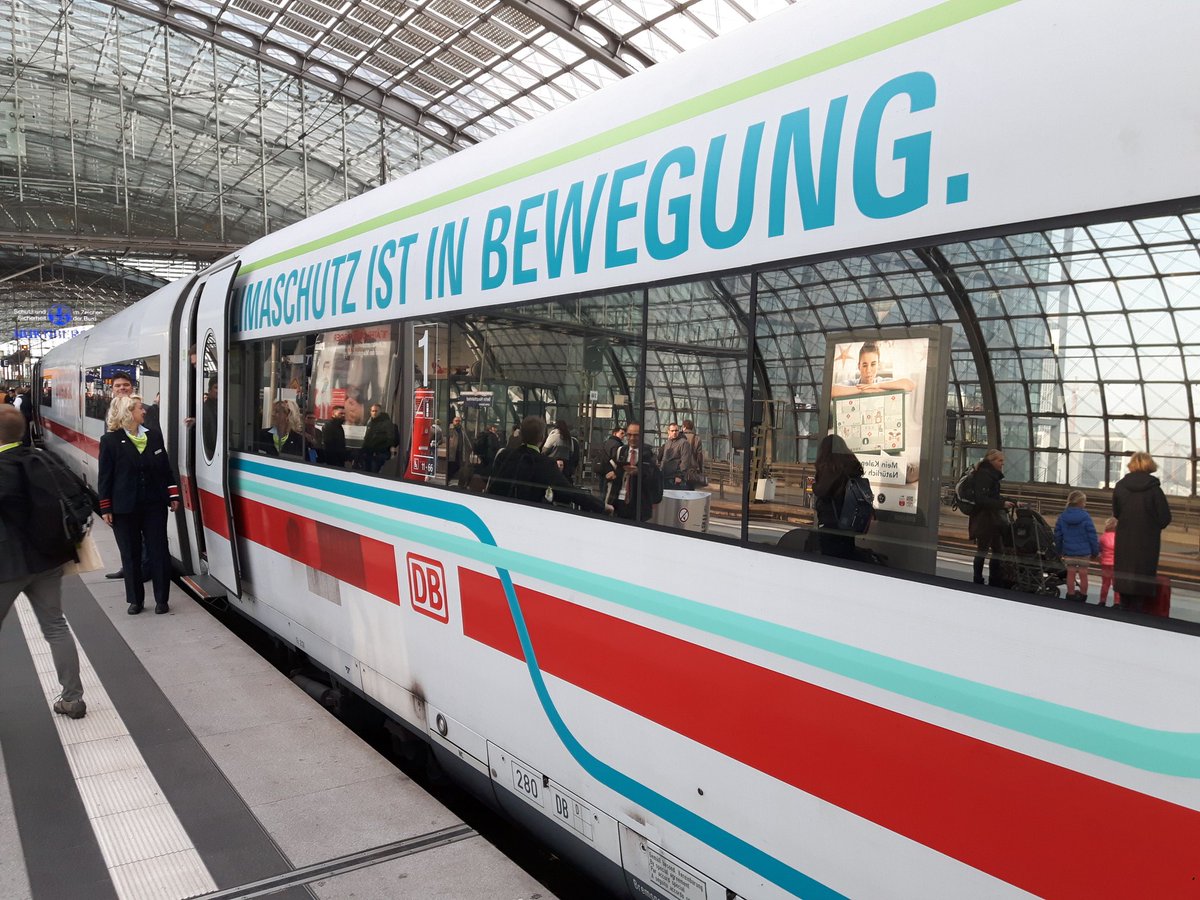 kaulmartin's tweet photo. #Klimazug #TraintoBonn der @DB_Info zur #COP23: Thementisch der @Stiftung2Grad ist bereit zum Austausch zur #2gradwirtschaft https://t.co/gk9Dtk61fU