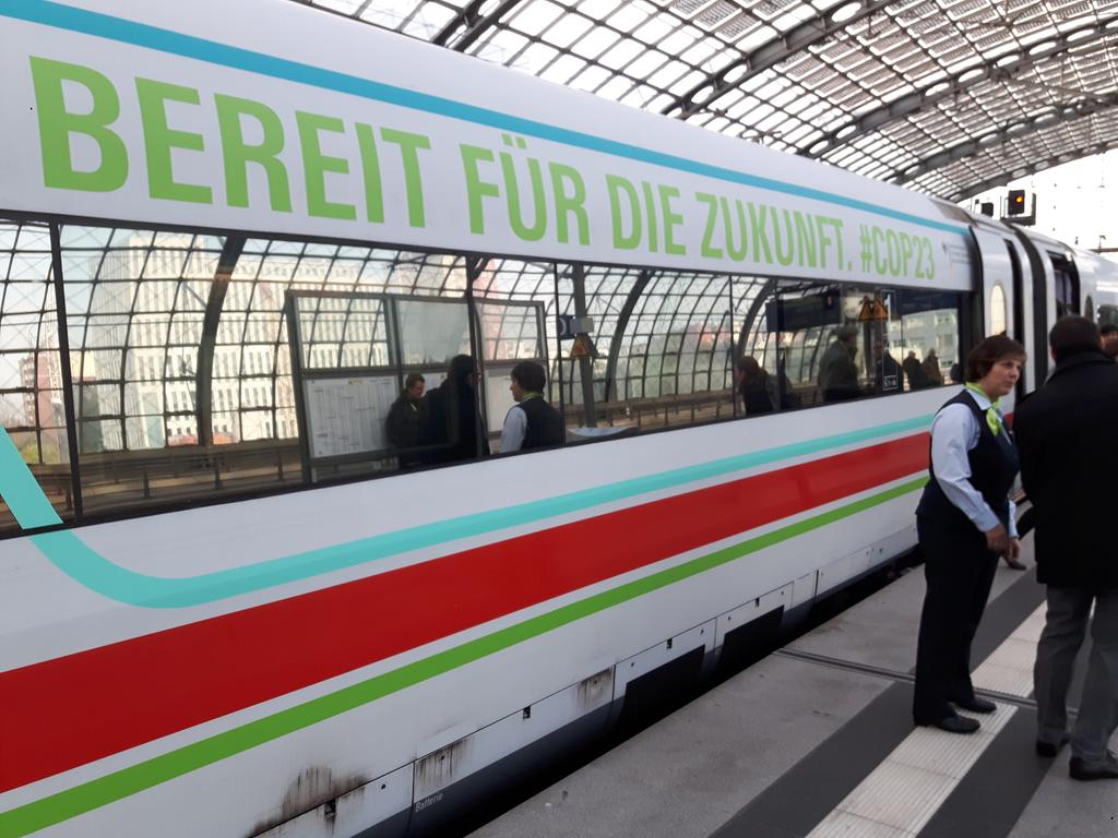 kaulmartin's tweet photo. #Klimazug #TraintoBonn der @DB_Info zur #COP23: Thementisch der @Stiftung2Grad ist bereit zum Austausch zur #2gradwirtschaft https://t.co/gk9Dtk61fU