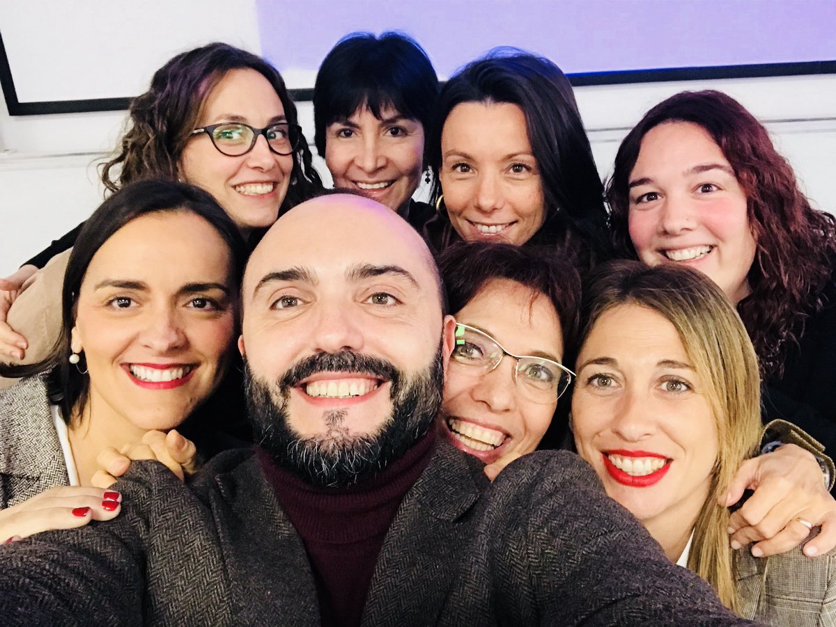 xabiersanisidro's tweet photo. Selfies del fin de nuestra jornada de español en la @warwickuni #ELEWARWICK #FELICES #GRACIASATODOS @CyLesVida https://t.co/qaMdE0vJCu