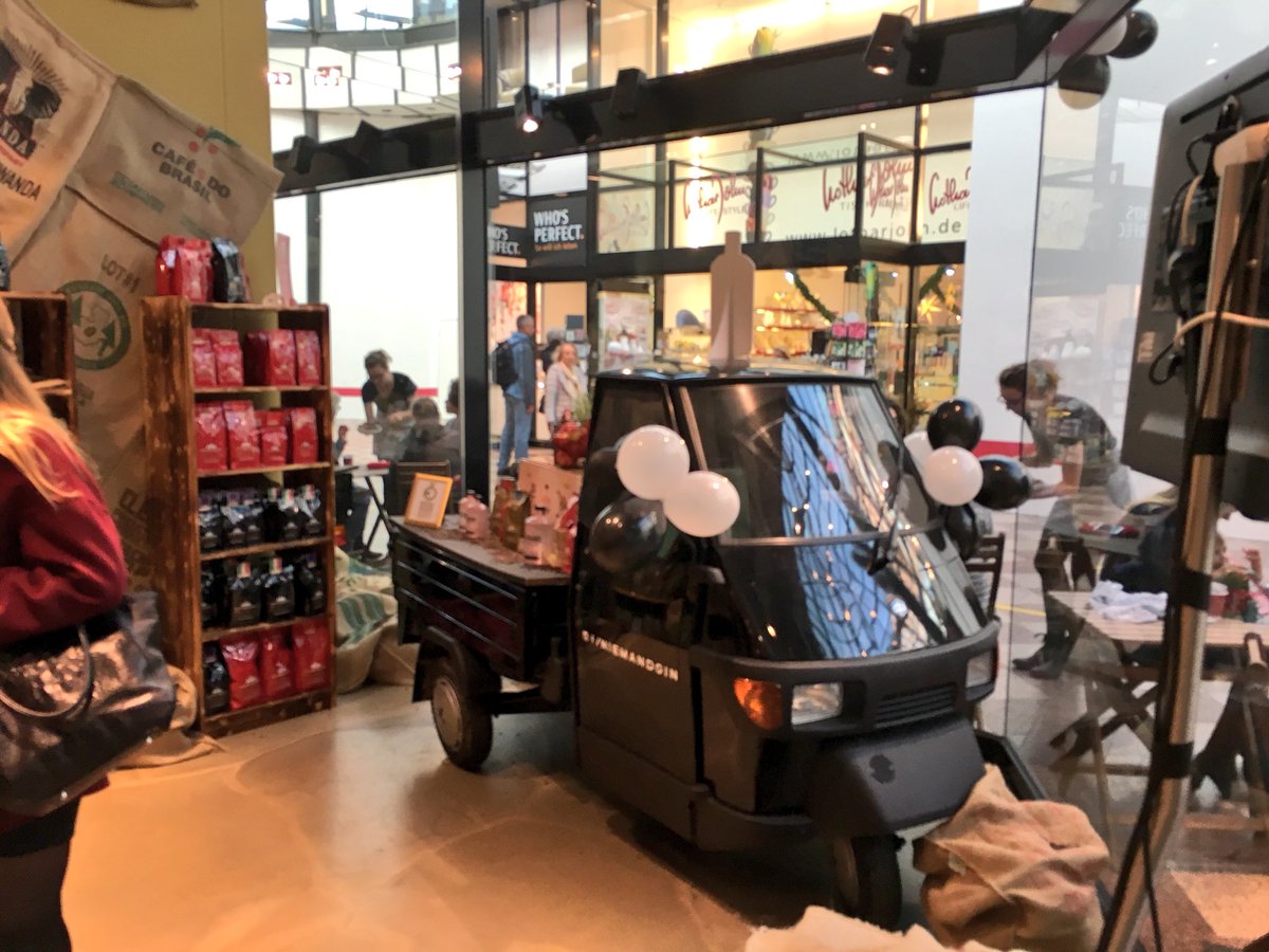 Venture_Villa's tweet photo. Große Eröffnung d. #popupstore von #LenchenLebkuchen, @HannoverKaffee &amp; #NiemandGin #hannovermade #galerieluise #startuphannover #hannover https://t.co/1b9JEjqXwB