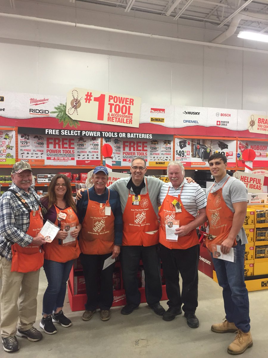 Chris recognizing the associates involved in the safety event. <a href="/coc121461/">Chris Catalina</a> <a href="/KimLempke/">Kim Marie</a> <a href="/DanielleKida1/">Danielle Dion Korell</a> <a href="/_Saul_L/">Saul Lachance</a> <a href="/WorrellJay/">Jay Worrell</a> <a href="/DayDegenza/">Day Degenza</a>