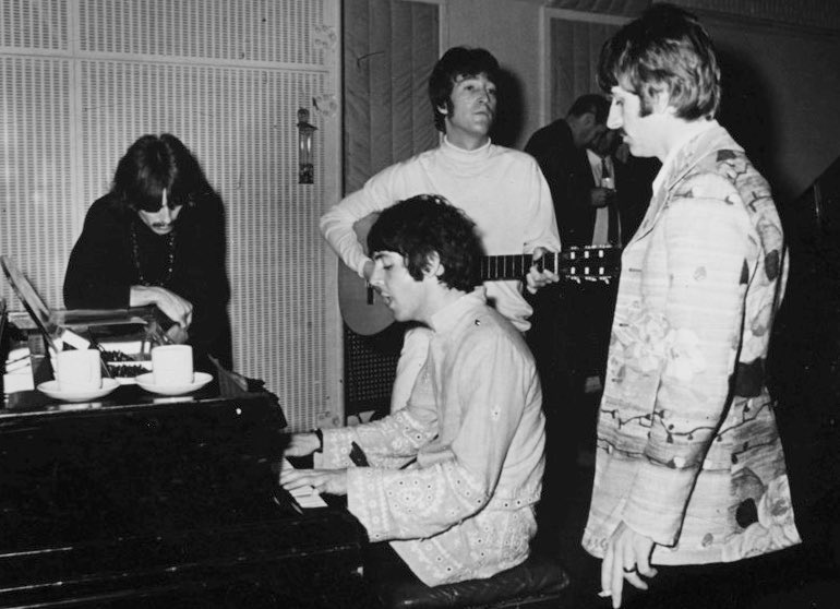 friseuringo's tweet photo. #Teabreack - during the recording sessions at EMI Studios, Abbey Road, London.
#TheBeatles in 1966/67/68 https://t.co/ldPznc5m70