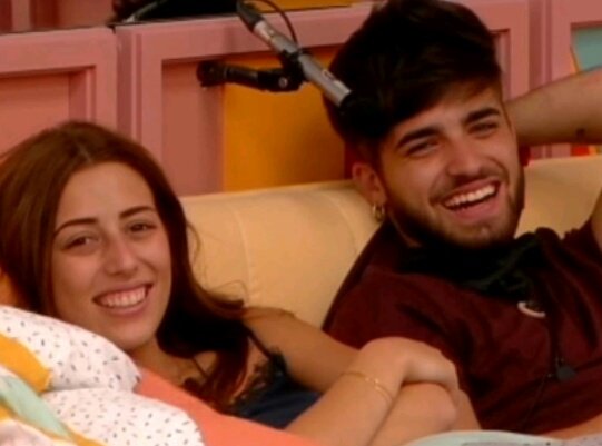 Piquista_GH's tweet photo. #GHDirecto #GhRevolution Gallego apoyando a gallegos.De Ruben hasta Miriam.#TeamGaleguiños Mis fav desde el principio. #RepescaMiriam ❤💕💖💪 https://t.co/AkS8pMbEVL