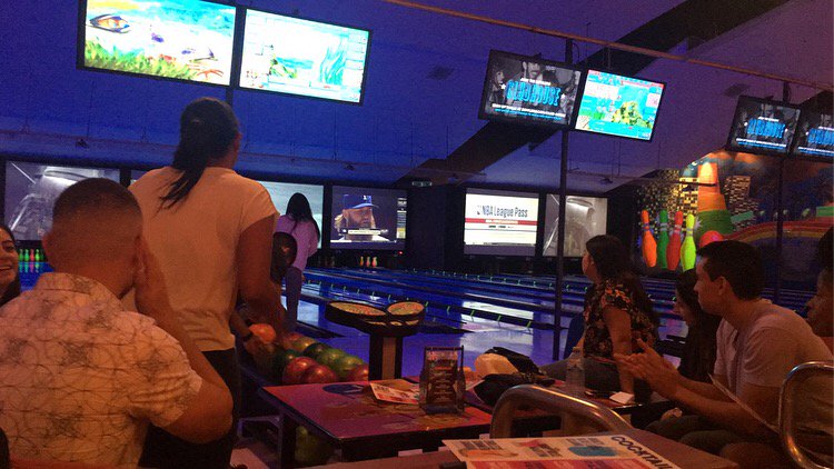 IBHSFIU's tweet photo. Big Thank You to everyone who came out last night 🎳🏆 We had a Bowl-ast✨ #JoinIbhs #IbhsFiu #bowlingsocial https://t.co/NiPnGQ2QD4