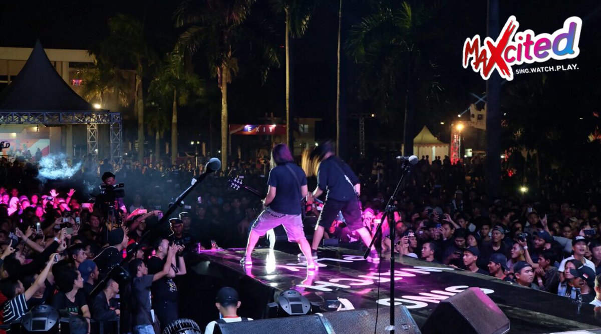 <a href="/JamrudBand/">JAMRUD BAND</a> <a href="/JROCKS1spirit/">J-ROCKS</a> Dari atas panggung utama, bisa dilihat jelas nih semangat pengunjung yang datang malam ini ke #MAXcited2017 Palembang!