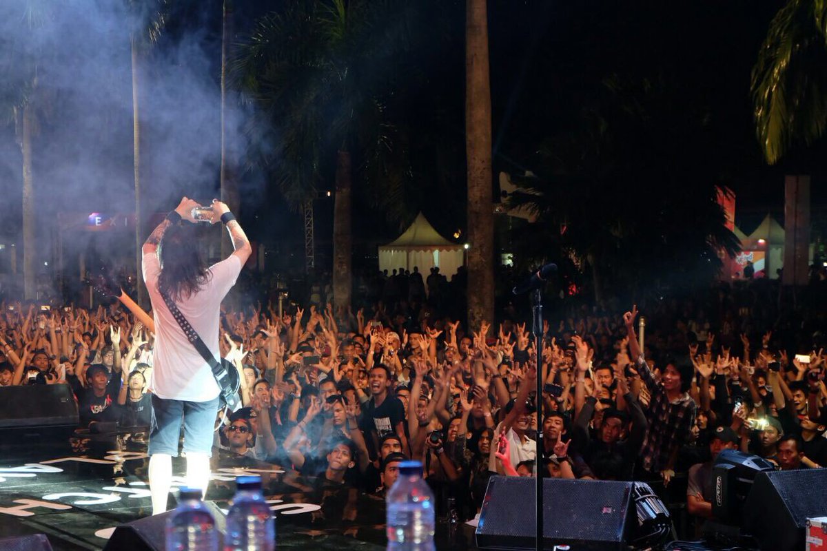 Telkomsel's tweet photo. @JamrudBand @JROCKS1spirit Dari atas panggung utama, bisa dilihat jelas nih semangat pengunjung yang datang malam ini ke #MAXcited2017 Palembang! https://t.co/pQqBzrJC4B