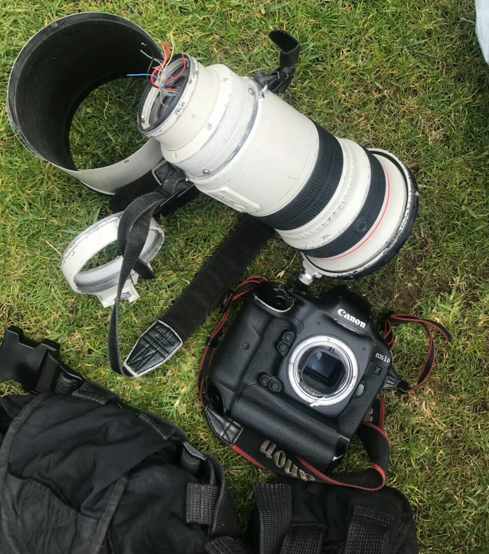 Así quedó la cámara del gráfico de <a href="/lacuarta/">La Cuarta</a> tras el choque con Mauricio Pinilla, quién posteriormente la lanzó contra el suelo.