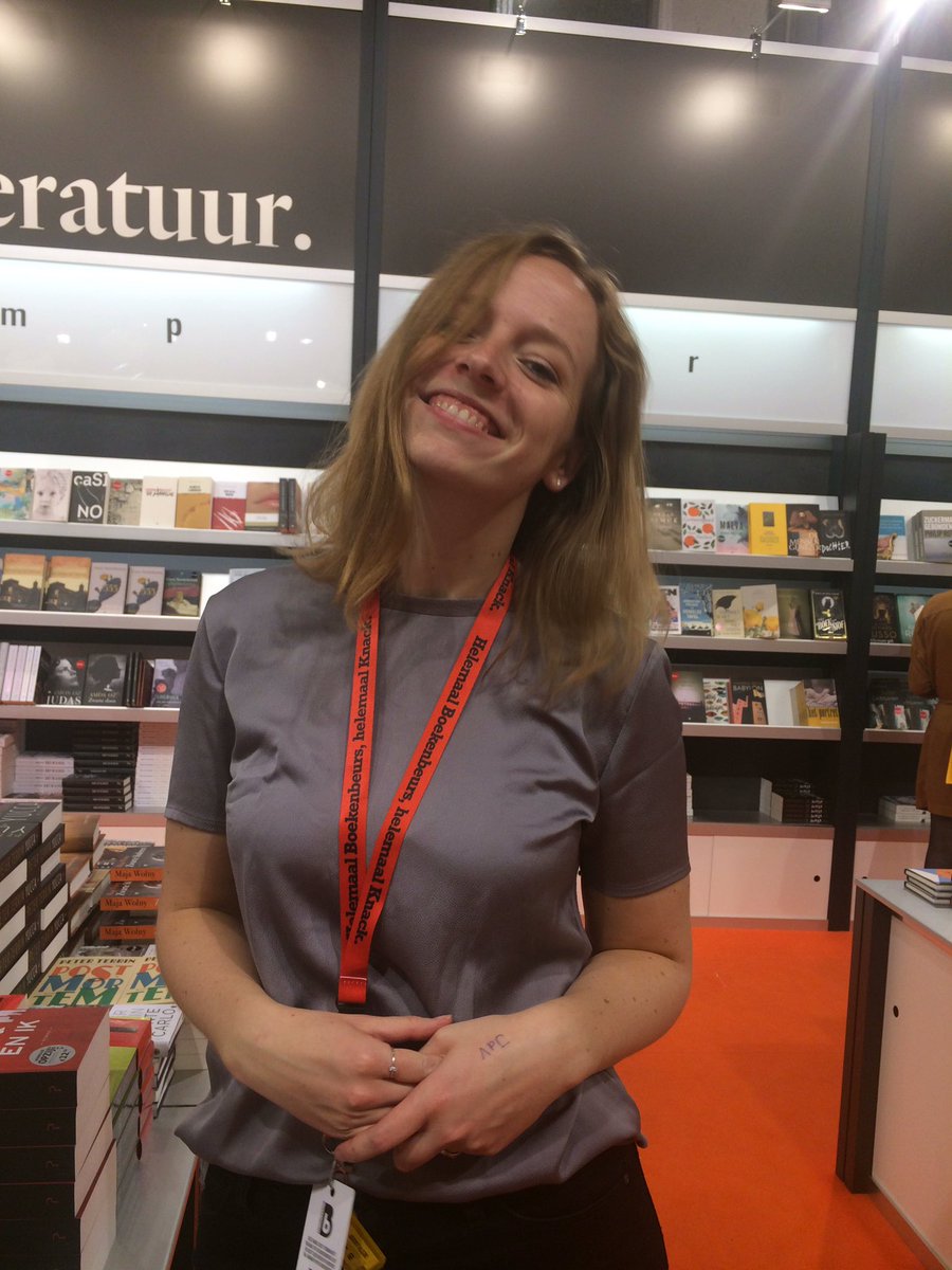 eline_smet's tweet photo. Nog even advies vragen aan de WPG-stand: altijd voordelen wnnr een van je besties bij een uitgeverij werkt! #bkb17 #bkb2017 https://t.co/ueNn8X8HvP