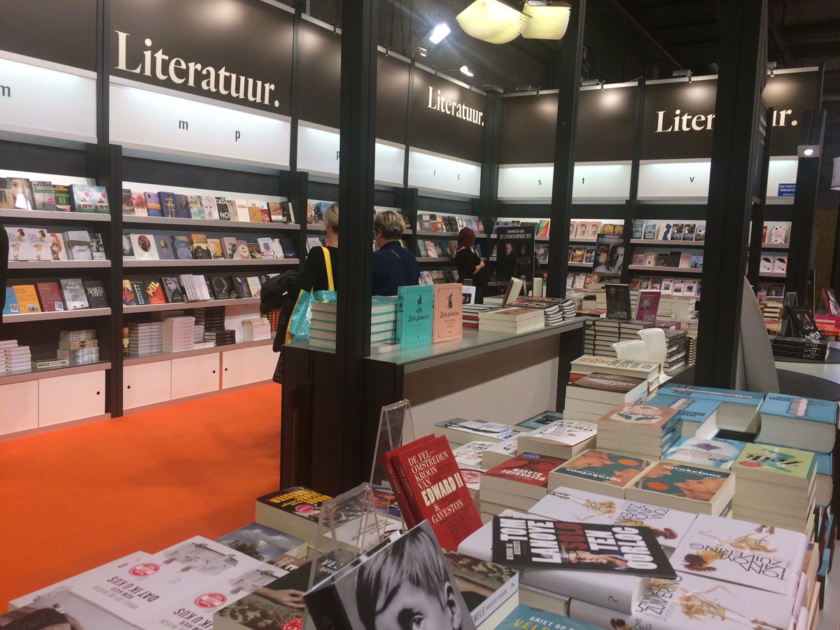 eline_smet's tweet photo. Wat zullen we eens gaan lezen? #bkb17 #bkb2017 https://t.co/3urEHygnCg
