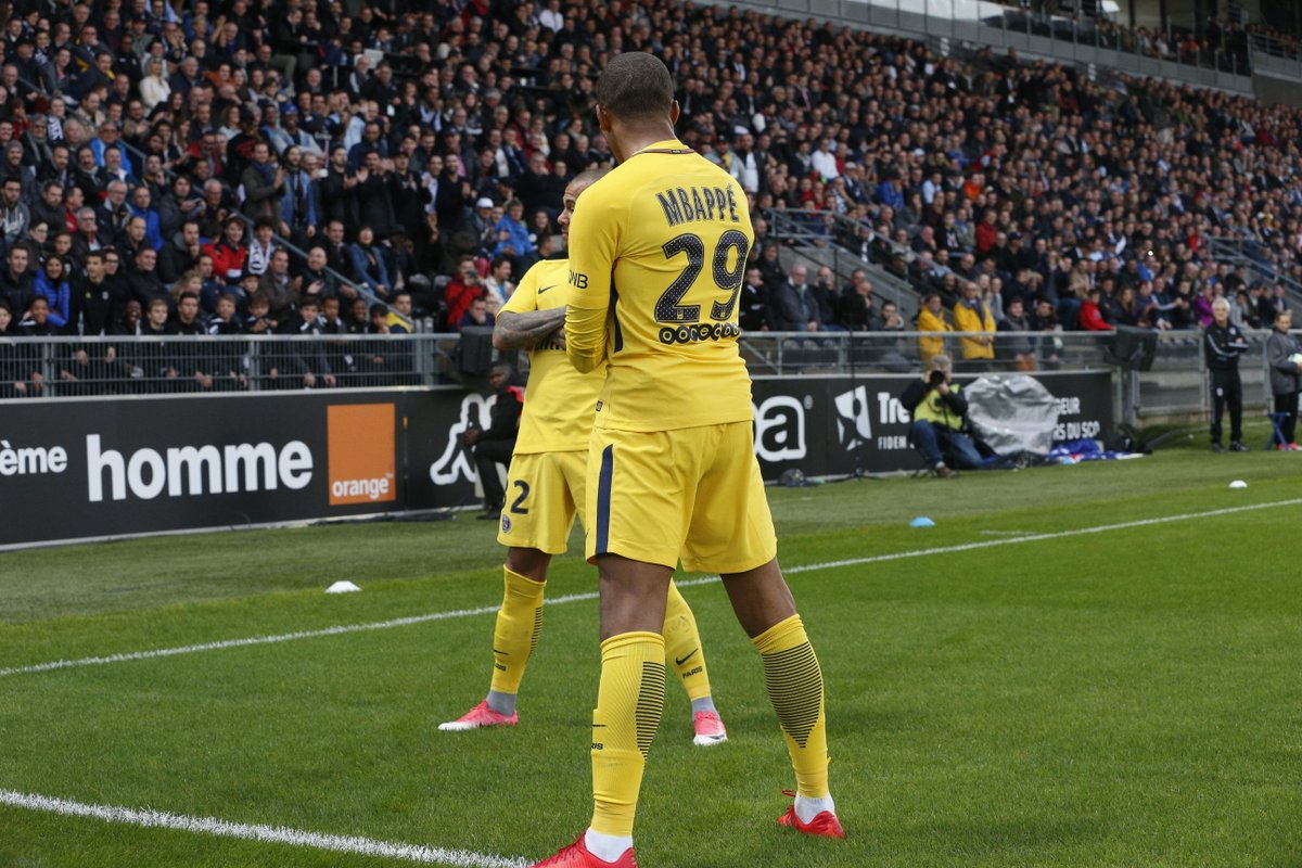 clappingmedia's tweet photo. Le PSG mène 2-0 face au SCO d'Angers après 15 minutes de jeu grâce aux buts de Mbappé et Draxler sur deux passes de Alves ! https://t.co/rKtCwmDXFB