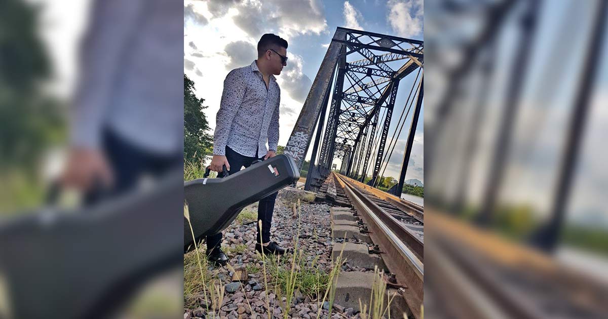 SAPSGrupero's tweet photo. #FelizSábado
Cristian Jacobo dicta puntualmente al amor con "Aún Vives En Mi
Mente". #CoparMusic
https://t.co/Skrr9RYE8G https://t.co/h0d1yc3L1z