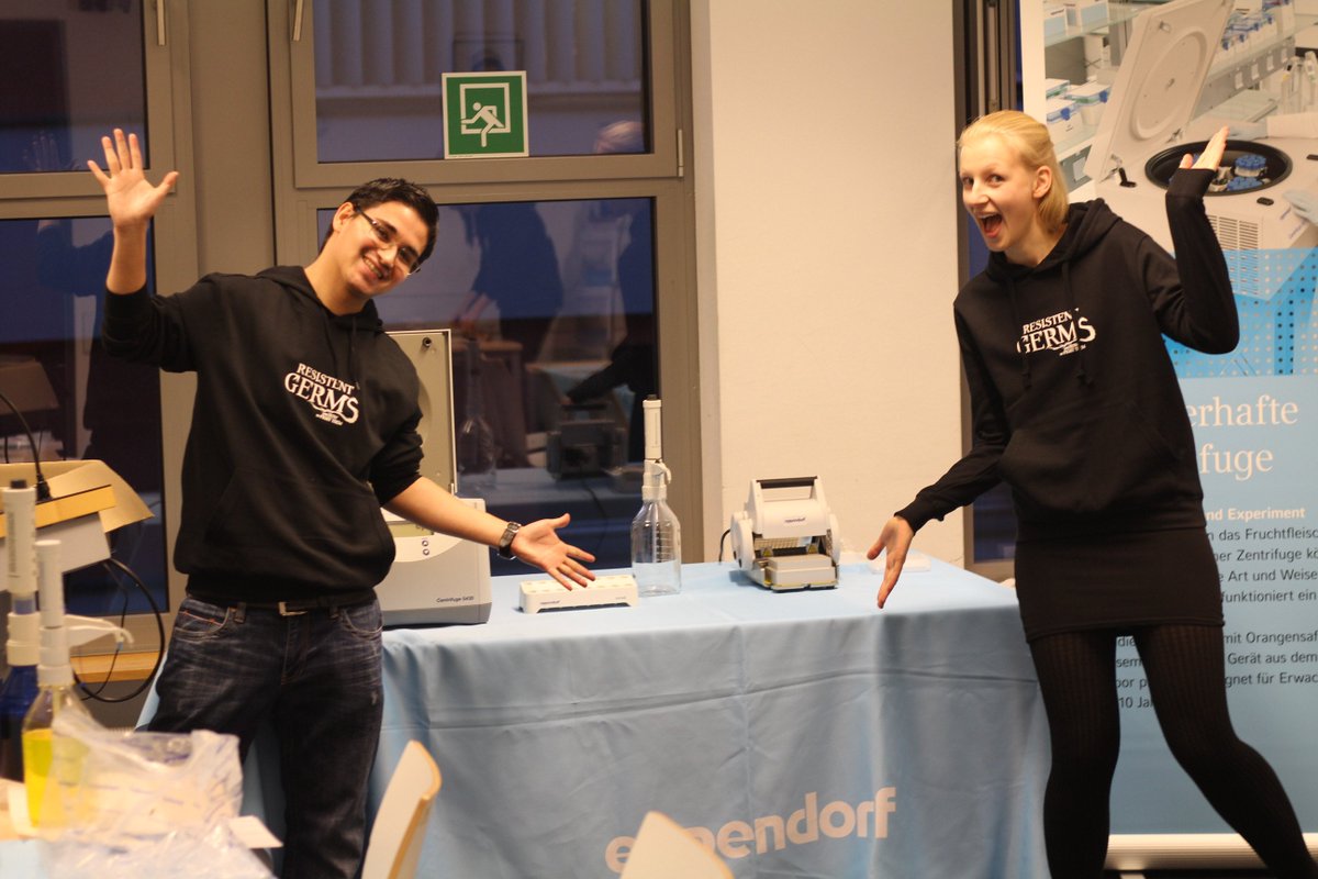 iGEM_Hamburg's tweet photo. iGEM UHH siding with our sponsor @Eppendorf_AG to educate some even younger, aspiring scientists #NachtDesWissens #Nightofknowledge #iGEM https://t.co/JNqHnSLNBz