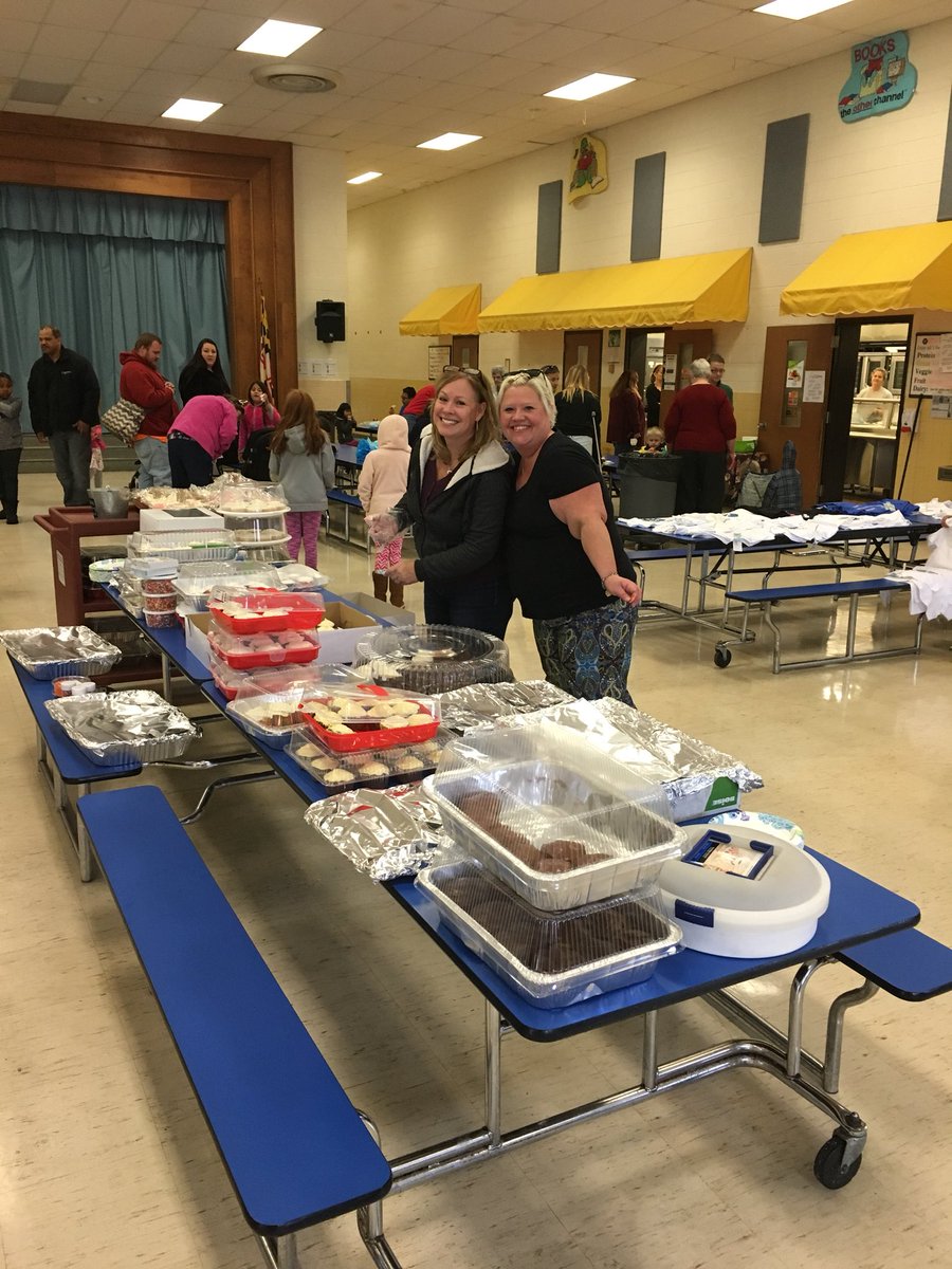rogerbanko's tweet photo. Food and fun at the harvest festival. Cupcakes, donuts and football, oh my!@CCPS1 https://t.co/MohkvNgtOz
