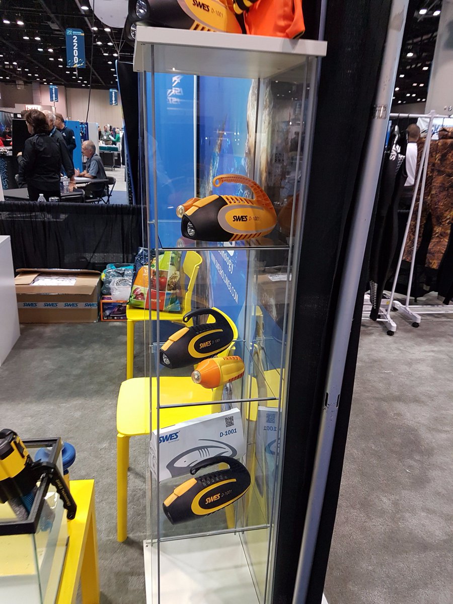 SwesTechnology's tweet image. Past and present: the first prototype of seawater powered dive light and the D-1001. It is 10 times brighter and has 2500 hours of run time.