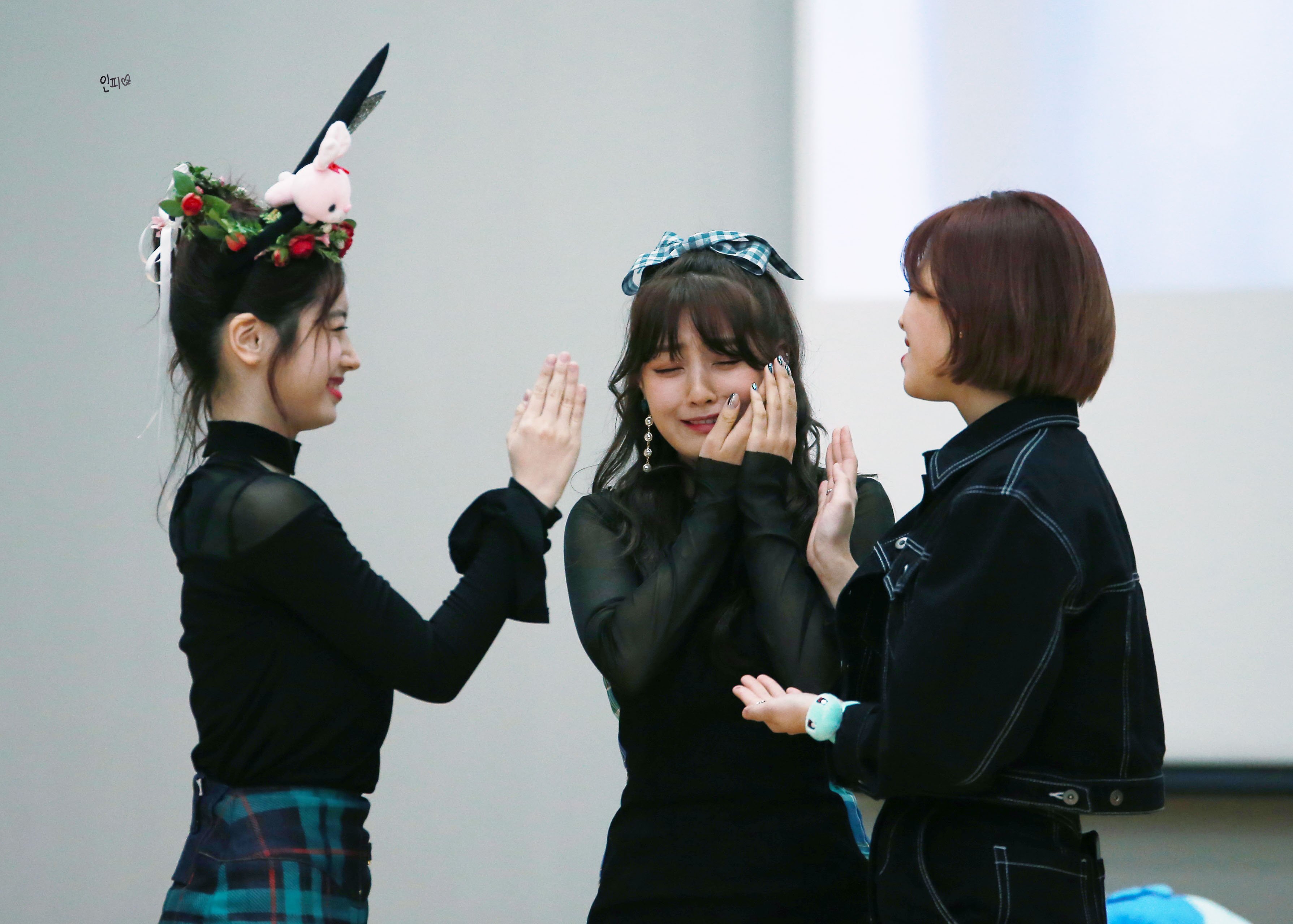 DNzYfbeW0AAs2n2.jpg:orig